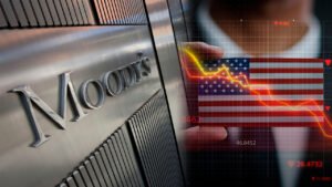<p>Moody’s, la agencia de calificación de riesgo más importante de Estados Unidos, le retiró al país el estatus AAA. Ahora, los ciudadanos se enfrentan a la subida de precios de productos por esta decisión.</p>
