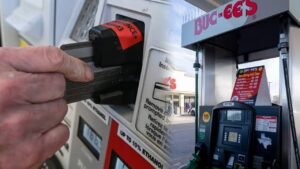 Así te puedes proteger del cobro de un dólar por usar tarjeta de crédito en las gasolineras de Florida