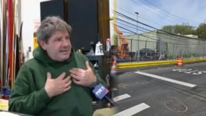 <p>Los comerciantes de Astoria Heights han expresado su preocupación por una reja de 50 pies que representa un riesgo para sus negocios.</p>
