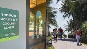 <p>Miami ofrece una red de centros de enfriamiento para ayudar a los residentes a enfrentar las altas temperaturas durante la temporada de calor extremo.</p>
