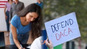 <p>Desde el 29 de mayo, los beneficiarios del DACA deberán renovar un documento por cambios hechos por Uscis.</p>
